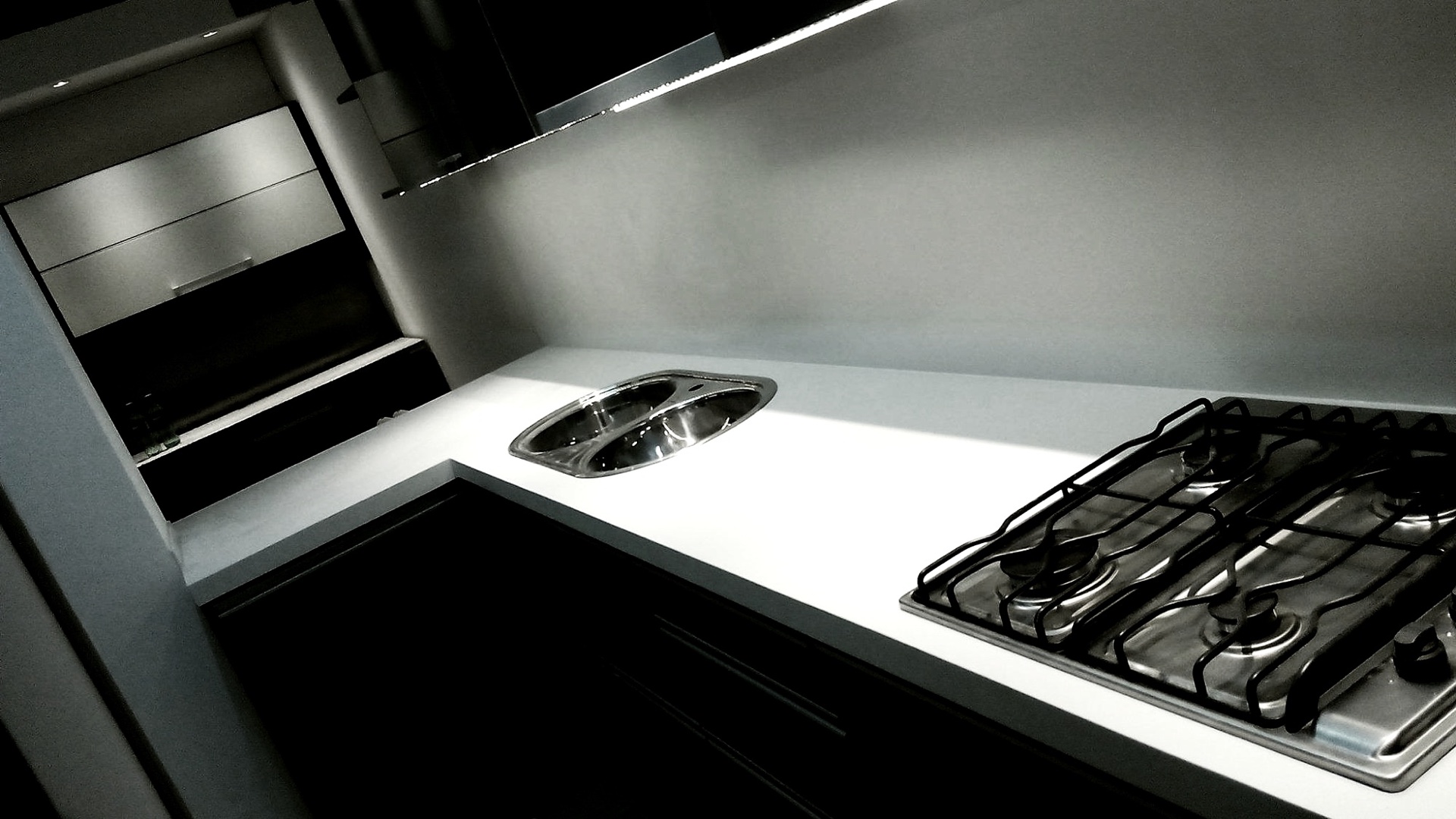 Cocina STRATO con mesada en superficie sólida